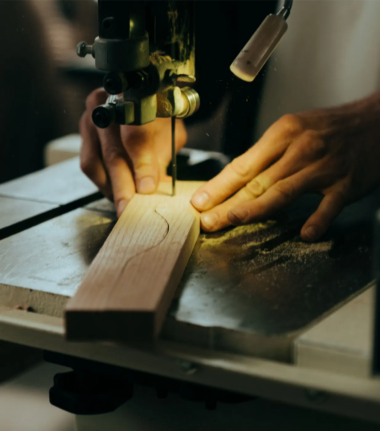 Cutting a curved line on a bandsaw